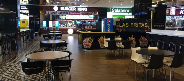 На фудкортах прежде яблоку негде было упасть, теперь встречаются единичные посетители - Sputnik Беларусь