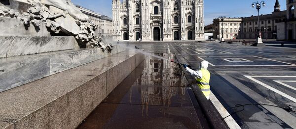 Рабочий в защитной одежде дезинфицирует площадь Дуомо во время вспышки коронавируса в Милане - Sputnik Беларусь