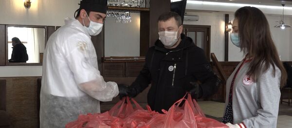 Вы работаете ради нас, мы готовим для вас: врачей угостили обедами  - Sputnik Беларусь