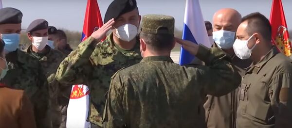 Видеофакт: как встретили российских военспецов в Сербии - Sputnik Беларусь