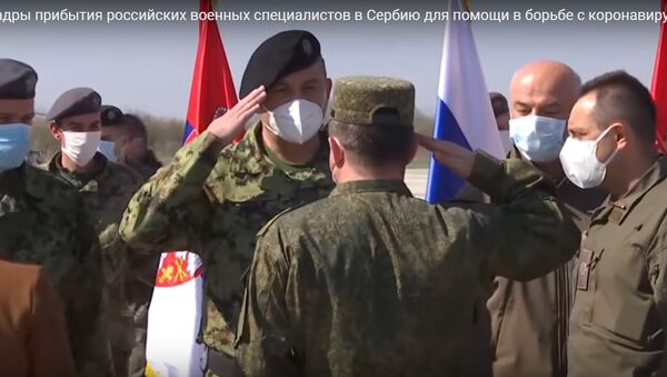 Видеофакт: как встретили российских военспецов в Сербии - Sputnik Беларусь