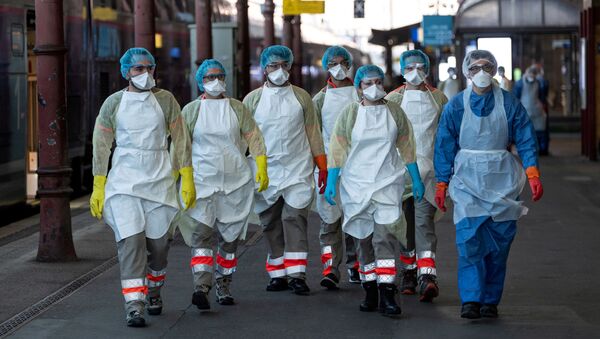 Медики на вокзале в Страсбурге во время пандемии коронавируса - Sputnik Беларусь