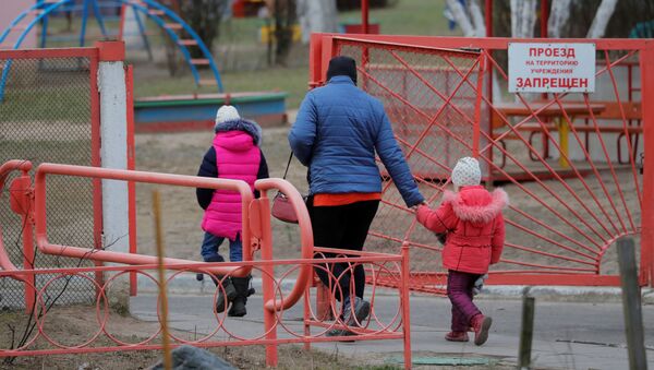Женщин с детьми идет в детский сад на фоне вспышки COVID-19 в Минске - Sputnik Беларусь