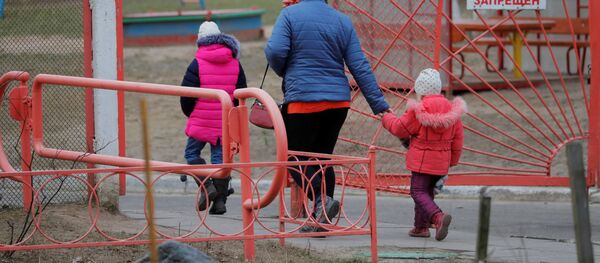 Женщин с детьми идет в детский сад на фоне вспышки COVID-19 в Минске - Sputnik Беларусь