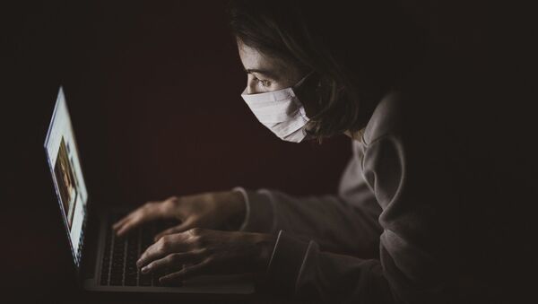 Девушка в маске перед компьютером, архивное фото - Sputnik Беларусь