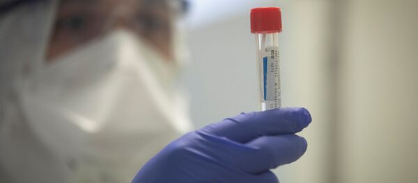 Врач держит тест на COVID-19 - Sputnik Беларусь