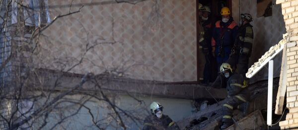 Сотрудники МЧС РФ в поврежденном, в результате взрыва бытового газа, жилом доме в Орехово-Зуево - Sputnik Беларусь
