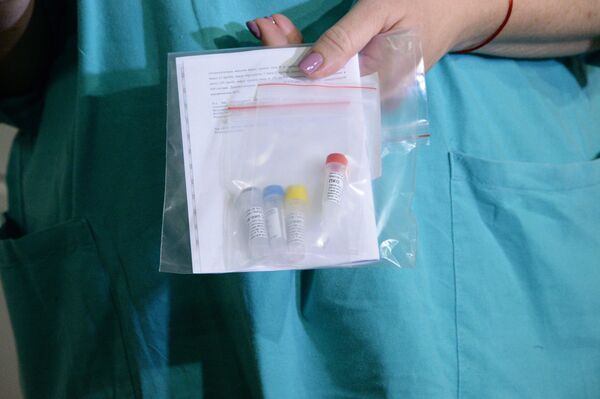 Посол РФ встретил в Минске груз с тестами на коронавирус - Sputnik Беларусь