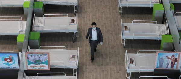 Мужчина в торговом центре Тегерана, который был переоборудован под госпиталь для инфицированных COVID-19 - Sputnik Беларусь