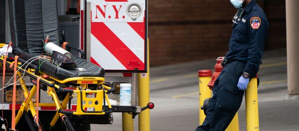 Медицинский работник во время вспышки коронавирусной болезни (COVID-19) в Нью-Йорке - Sputnik Беларусь