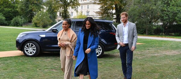 Мэган Маркл с матерью, Дорией Рэгланд и супругом принцем Гарри - Sputnik Беларусь