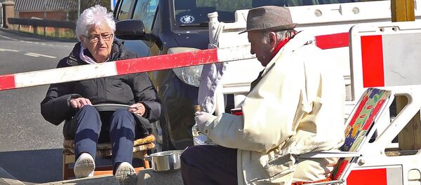 Любовь во время коронавируса: свидания пожилой пары на закрытой границе - Sputnik Беларусь