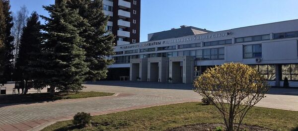 Возле Минского мединститута сейчас безлюдно Возле Минского мединститута сейчас безлюдно - Sputnik Беларусь