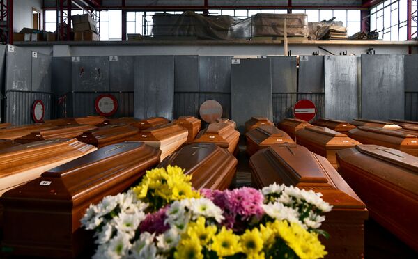 Около полусотни гробов с жертвами вируса в Понте-Сан-Пьетро - Sputnik Беларусь