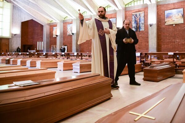 Итальянский священник Дон Марчелло отпевает умерших в церкви Сан-Джузеппе в Сериате - Sputnik Беларусь