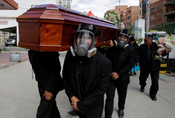 Носильщики на похоронной церемонии в Ла-Пас, Боливия - Sputnik Беларусь