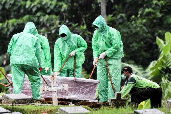 Рабочие в защите хоронят жертв коронавируса в Джакарте, Индонезия - Sputnik Беларусь