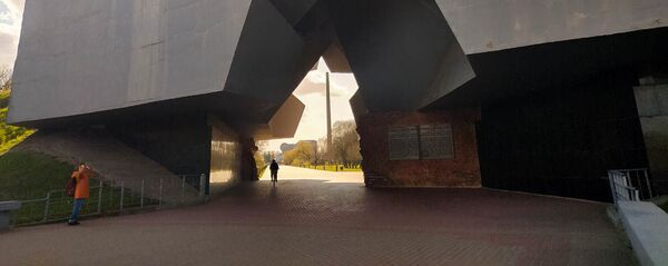 Туристы в Брестской крепости есть. Но совсем не в таких количествах, как раньше - Sputnik Беларусь