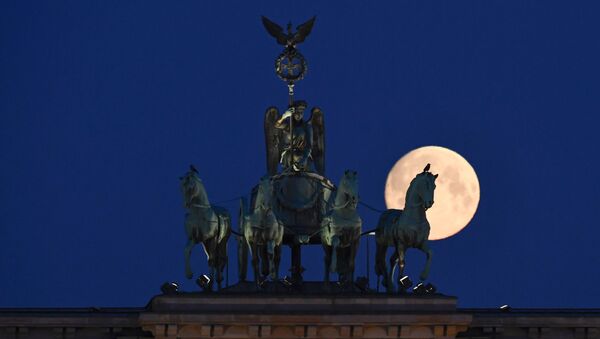 Почти полная луна над Бранденбургскими воротами в Берлине - Sputnik Беларусь