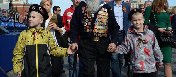 Ветеран с детьми перед началом военного парада - Sputnik Беларусь