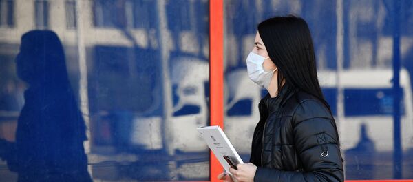 Жыхарка Мінска ідзе па вуліцы ў ахоўнай масцы - Sputnik Беларусь