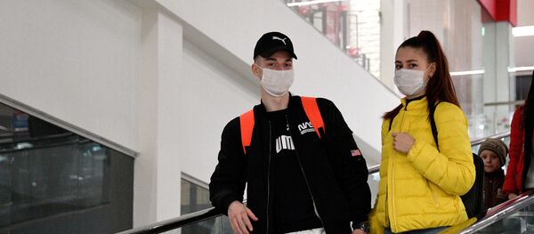Наведвальнікі гандлёвага цэнтра Дана Мол у Мінску ў ахоўных масках Наведвальнікі гандлёвага цэнтра Дана Мол у Мінску ў ахоўных масках - Sputnik Беларусь
