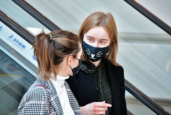 Девушки в защитных масках в торговом центре Дана Молл в Минске - Sputnik Беларусь