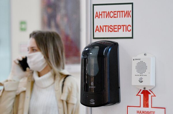 Антисептик на стене торгового центра в Минске - Sputnik Беларусь