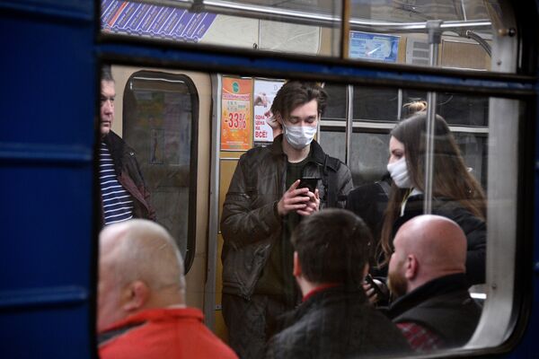 Пассажиры минского метро в защитных масках - Sputnik Беларусь