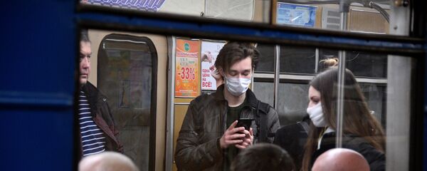 Пассажиры минского метро в защитных масках - Sputnik Беларусь