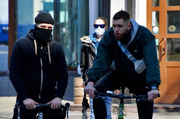 Жители Минска едут на велосипедах по улице - Sputnik Беларусь