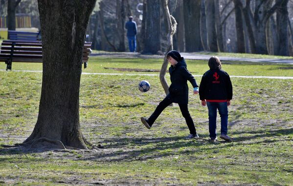 Дети играют с мячом в городском сквере в Минске - Sputnik Беларусь