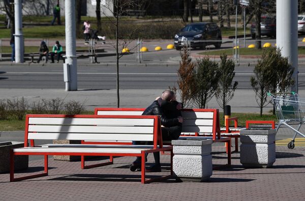 Парень с девушкой целуются на скамейке на проспекте Независимости в Минске - Sputnik Беларусь
