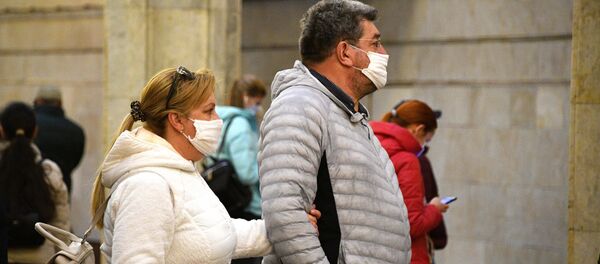 Пассажиры минского метро в защитных масках - Sputnik Беларусь