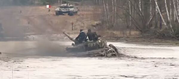 Вождение машин по дну водоема – обязательный элемент подготовки экипажей T-72 Вождение машин по дну водоема – обязательный элемент подготовки экипажей T-72 - Sputnik Беларусь