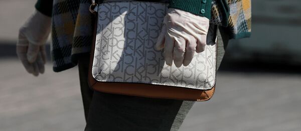 Женщина в защитных перчатках - Sputnik Беларусь