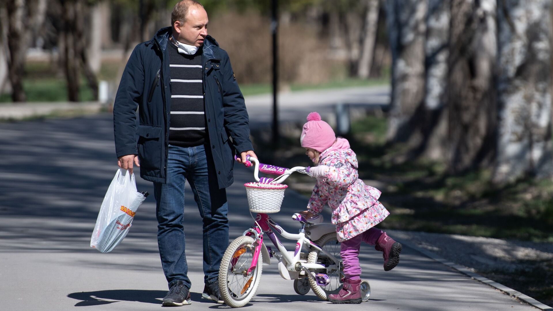 Мужчина гуляет с ребенком в парке во время карантина - Sputnik Беларусь, 1920, 29.04.2022