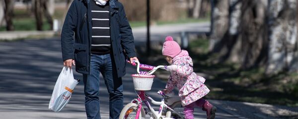 Мужчина гуляет с ребенком в парке во время карантина - Sputnik Беларусь
