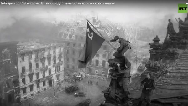 Знамя над Рейхстагом: RT показал момент создания исторического фото - Sputnik Беларусь