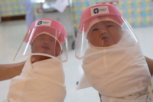 Новорожденные дети в защитных масках во время вспышки коронавируса в Таиланде - Sputnik Беларусь