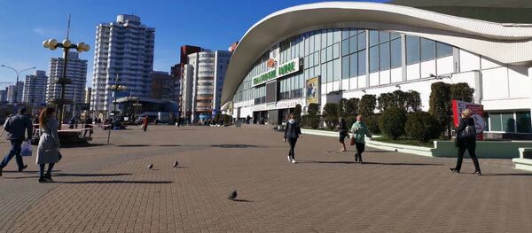 Покупателей на Комаровке меньше обычного, но все-таки они есть - Sputnik Беларусь