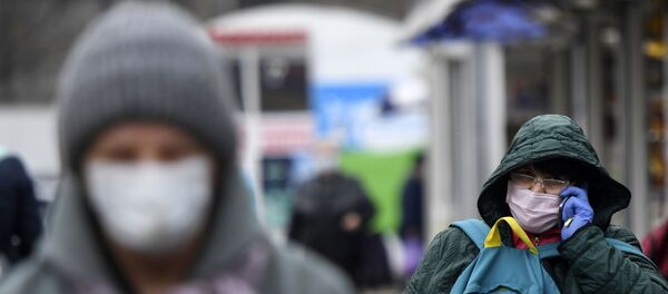 Люди в медицинских масках во время эпидемии коронавируса Люди в медицинских масках во время эпидемии коронавируса - Sputnik Беларусь