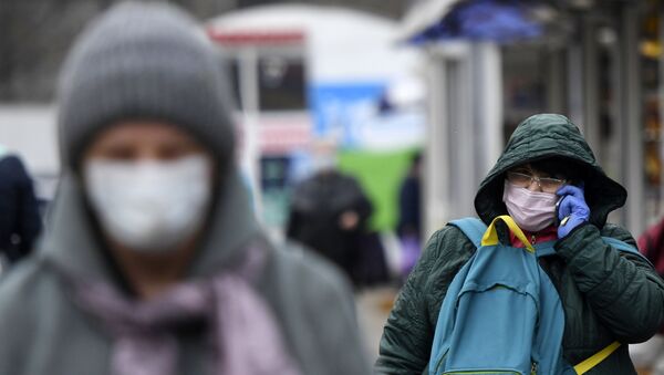Люди в медицинских масках во время эпидемии коронавируса  - Sputnik Беларусь