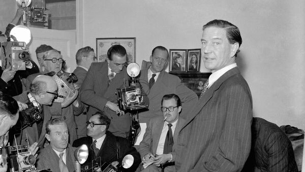 Ким Филби во время пресс-конференции в доме своих родителей в Лондоне, 8 ноября 1955 года - Sputnik Беларусь