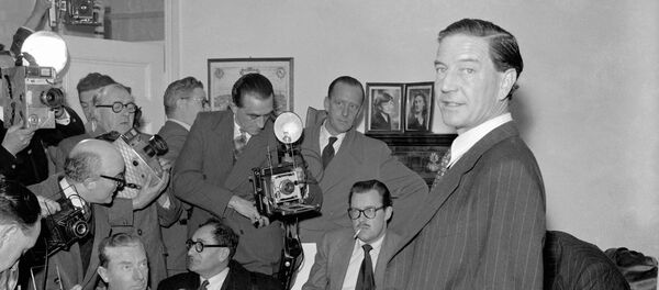 Ким Филби во время пресс-конференции в доме своих родителей в Лондоне, 8 ноября 1955 года - Sputnik Беларусь