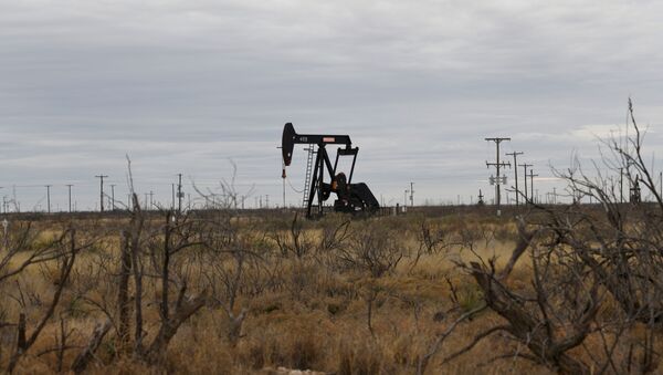 Добыча нефти и природного года под Одессой, штат Техас, США - Sputnik Беларусь