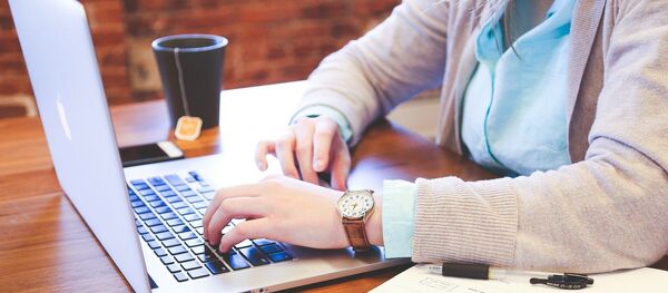 Девушка работает на ноутбуке Девушка работает на ноутбуке - Sputnik Беларусь