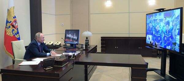 Президент РФ Владимир Путин во время сеанса связи с Международной космической станции в режиме видеоконференции - Sputnik Беларусь