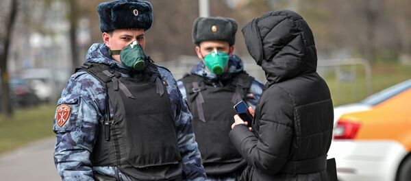 Сотрудники Росгвардии общаются с гражданской - Sputnik Беларусь