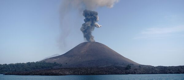 Вулкан Анак-Кракатау, архивное фото - Sputnik Беларусь